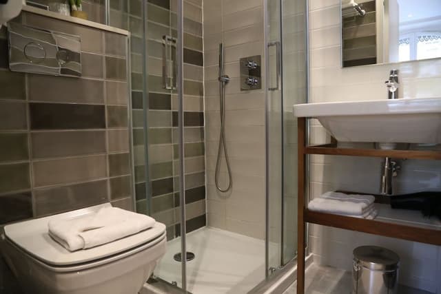 Double room with balcony and arc de triomphe view
