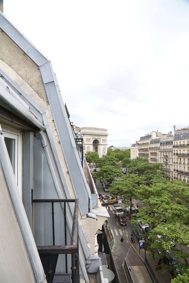 Triple room with balcony and arc de triomphe view