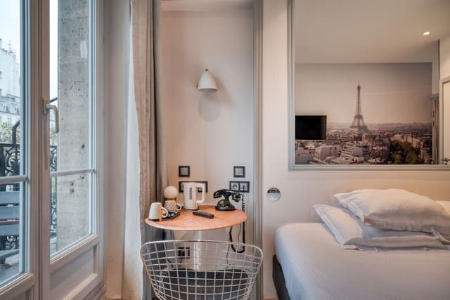 Double room with balcony and arc de triomphe view