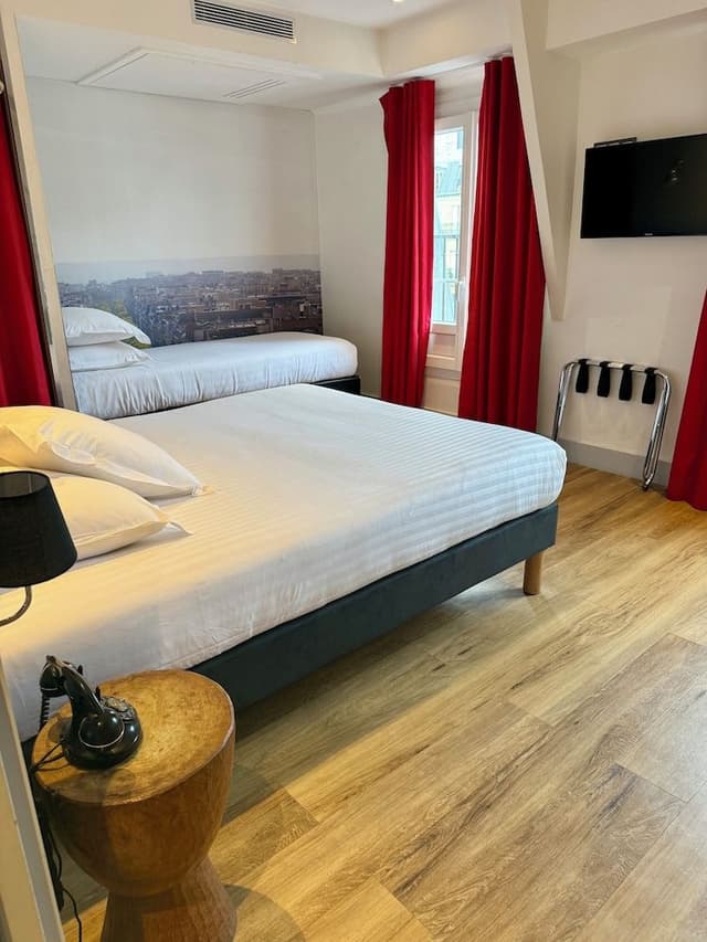 Triple room with balcony and arc de triomphe view