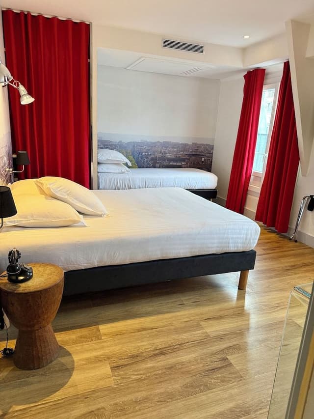 Triple room with balcony and arc de triomphe view