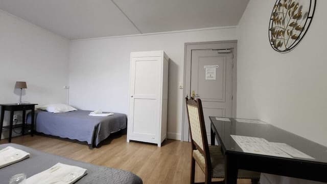 Triple Room, Shared Bathroom (avec lavabo)