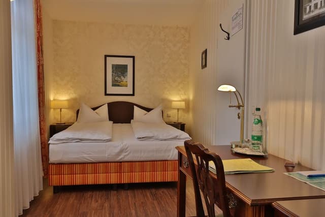 Basic Double Room, 1 Queen Bed