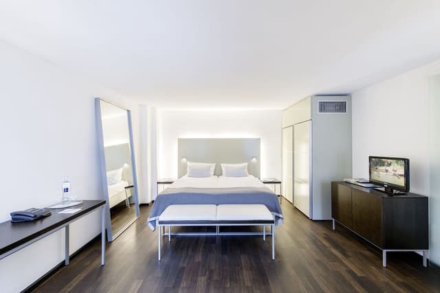 Room (L)
