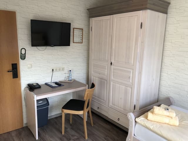 Standard Single Room (free public transport ticket)