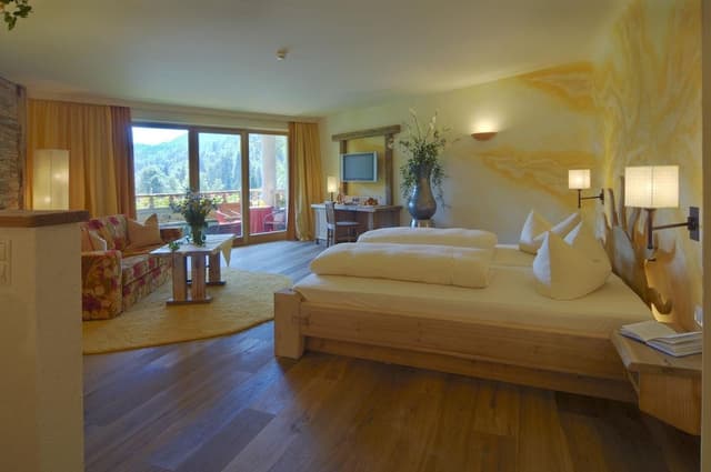 Suite, 1 King Bed, Balcony, Lake View (Cozy Sitting Corner)
