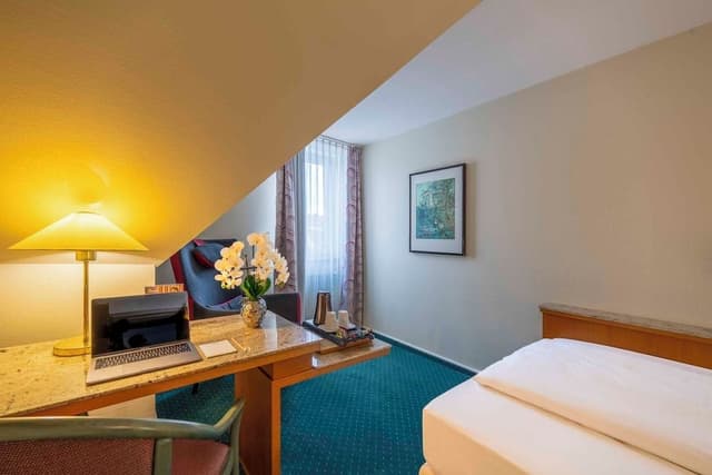 Comfort Room, 1 Twin Bed, Courtyard View