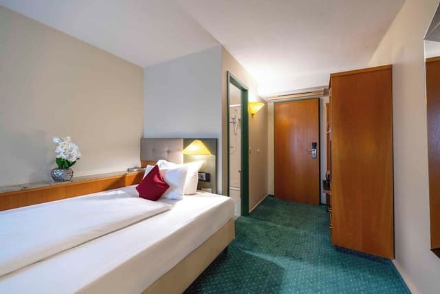 Comfort Room, 1 Twin Bed, Courtyard View