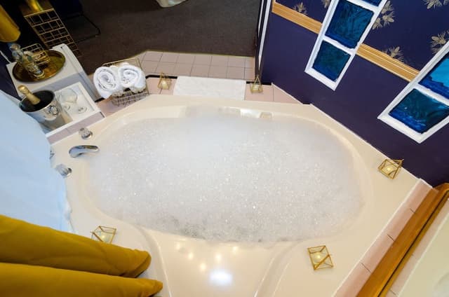 Deluxe Room, Jetted Tub
