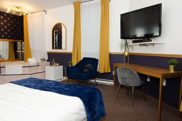 Deluxe Room, Jetted Tub