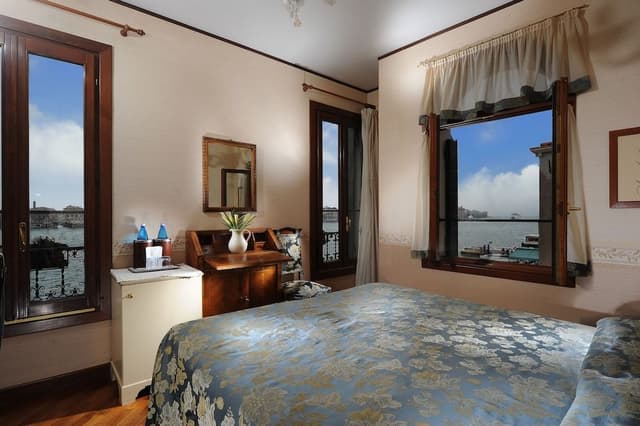Deluxe Double Room, Canal View, Corner