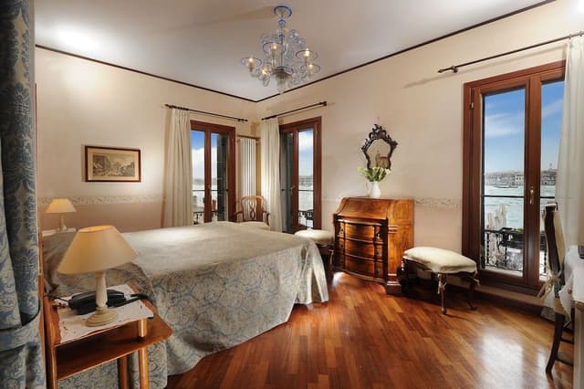 Deluxe Double Room, Canal View, Corner