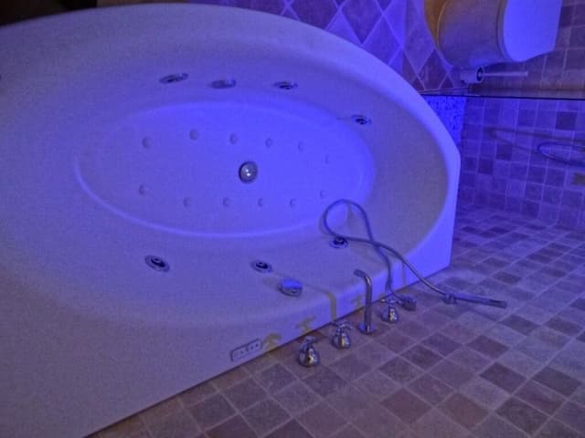 Suite, Jetted Tub