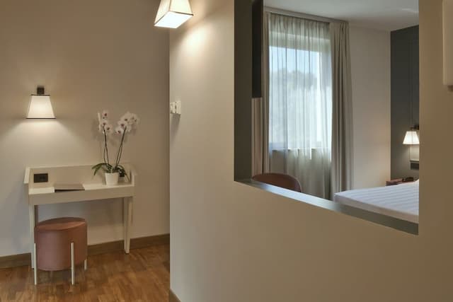 Junior Room, Garden View