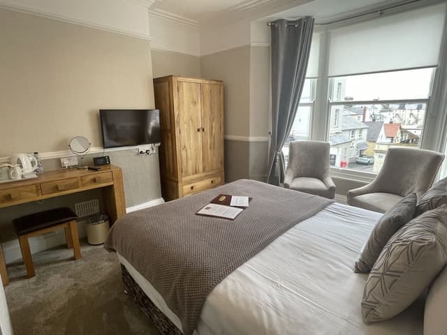 Superior King Room, Partial Sea View