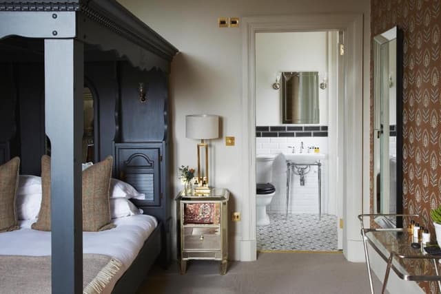 Roseate Junior Suite