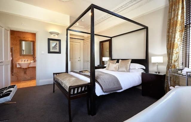 City View Four Poster