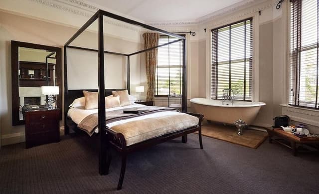 City View Four Poster