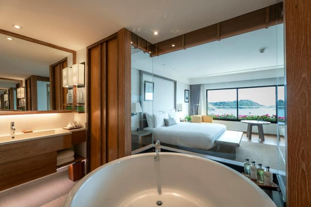 Royal Ocean View Suite