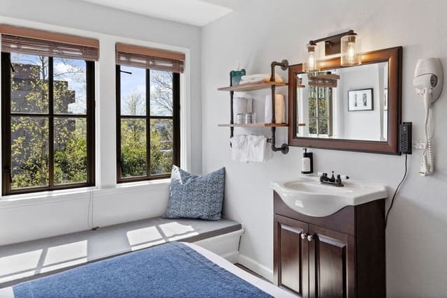 Standard Room, 1 Queen Bed, Shared Bathroom