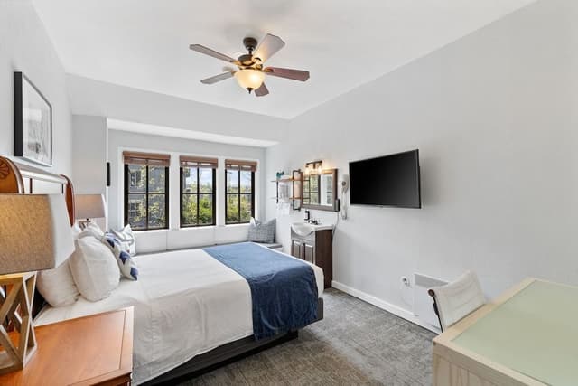 Standard Room, 1 Queen Bed, Shared Bathroom