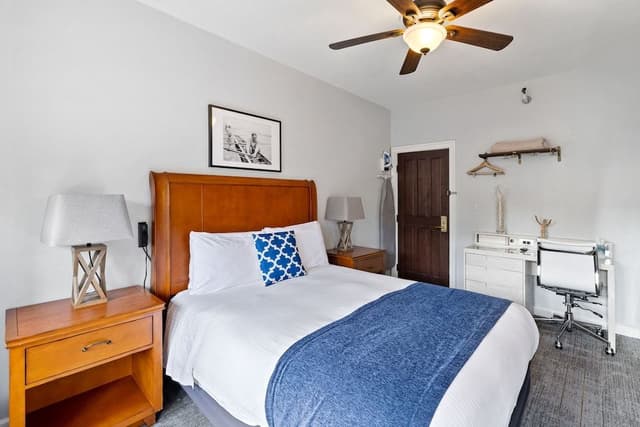Standard Room, 1 Queen Bed, Shared Bathroom
