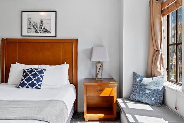 Premium Room, 1 Queen Bed, Private Bathroom