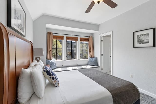 Premium Room, 1 Queen Bed, Private Bathroom
