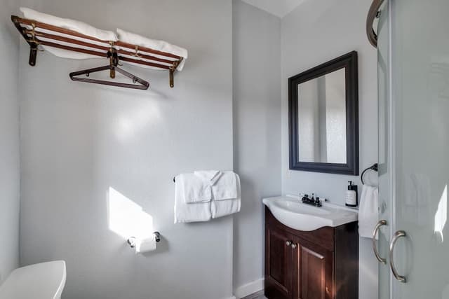 Premium Room, 1 Queen Bed, Private Bathroom