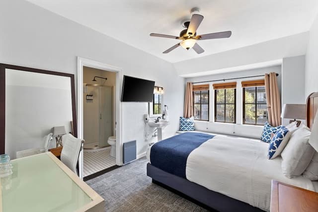 Premium Room, 1 Queen Bed, Private Bathroom