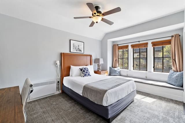 Premium Room, 1 Queen Bed, Private Bathroom