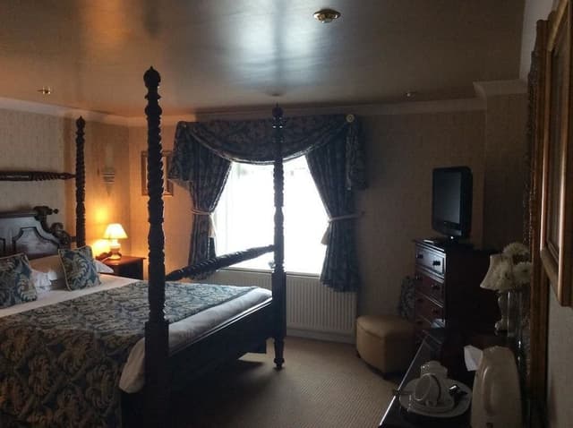 Superior Four Poster King Room