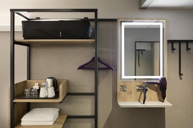 Standard Double Room, Roll-in Shower