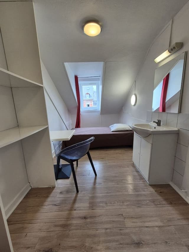 Single Room, Shared Bathroom (avec lavabo)