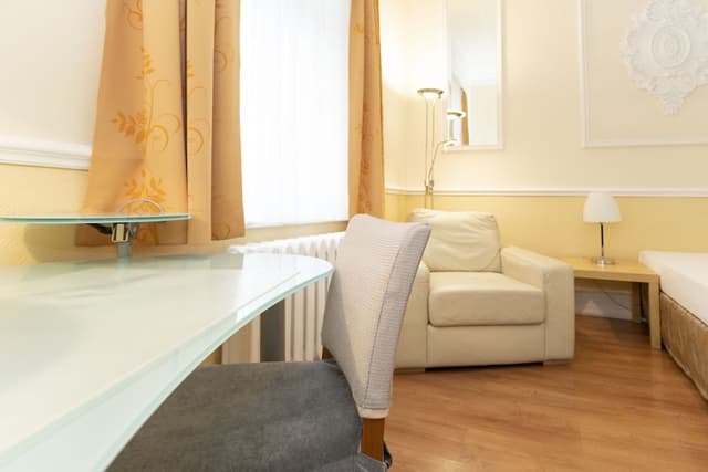 Superior Single Room, 1 Queen Bed, Courtyard View, Courtyard Area