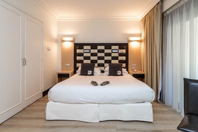 Comfort Room, City View