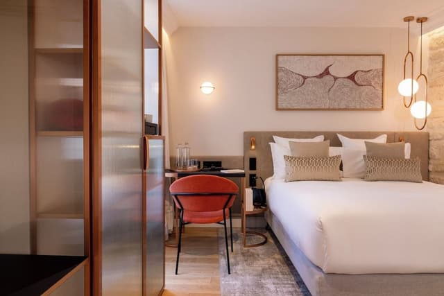 Comfort Room, Courtyard View