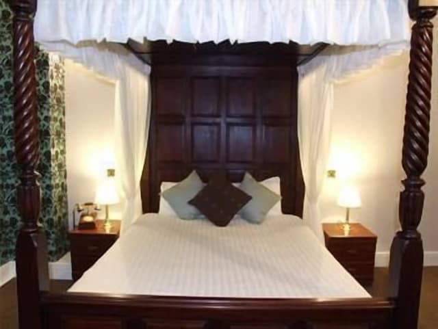 Executive Room (Four Poster)