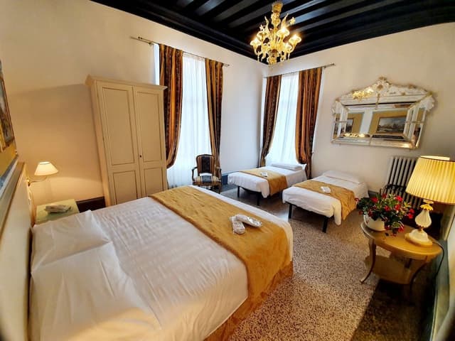 Classic Quadruple Room, Canal View
