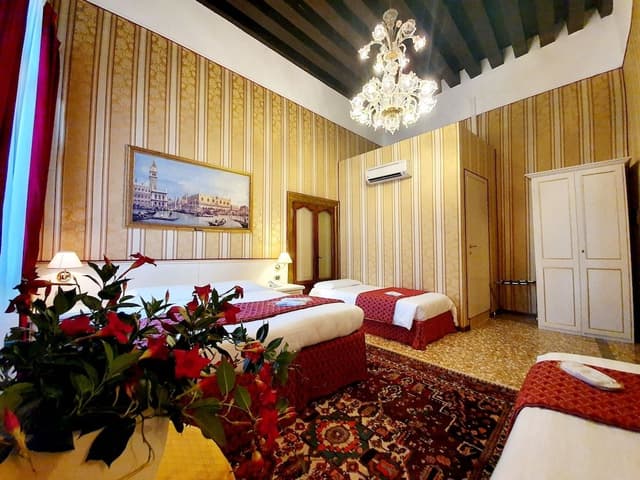 Classic Quadruple Room, Canal View