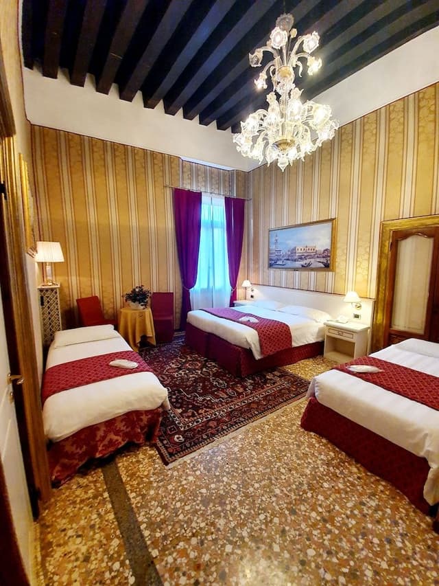 Classic Quadruple Room, Canal View