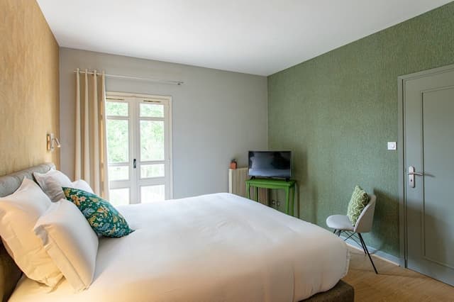 Economy Double Room, 1 Queen Bed (Bronze)