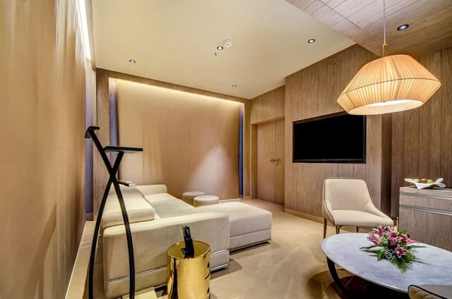 Suite, City View