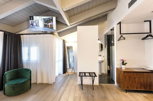 Room, Balcony (Prestige)