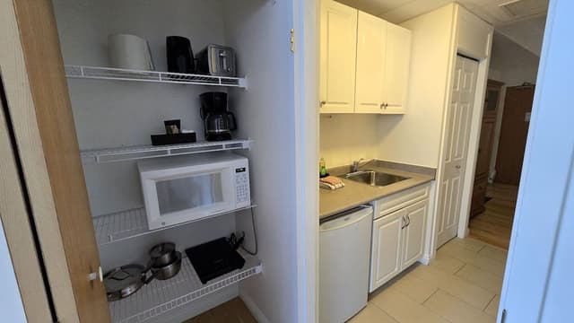 Junior Suite, 1 Queen Bed with Sofa bed, Accessible, Kitchenette