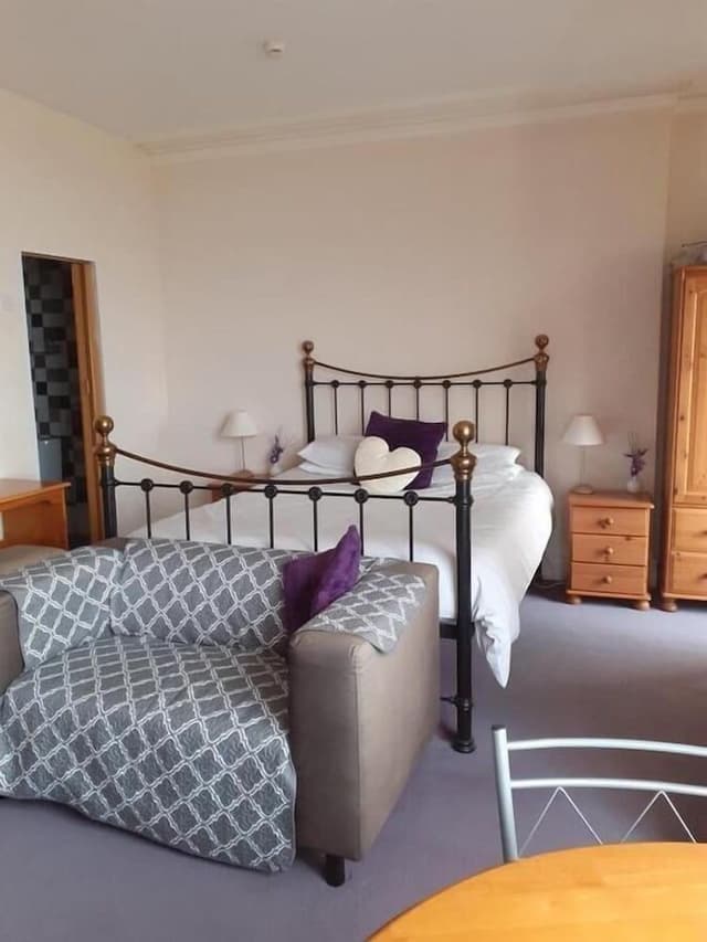 Family Room (Room 8)