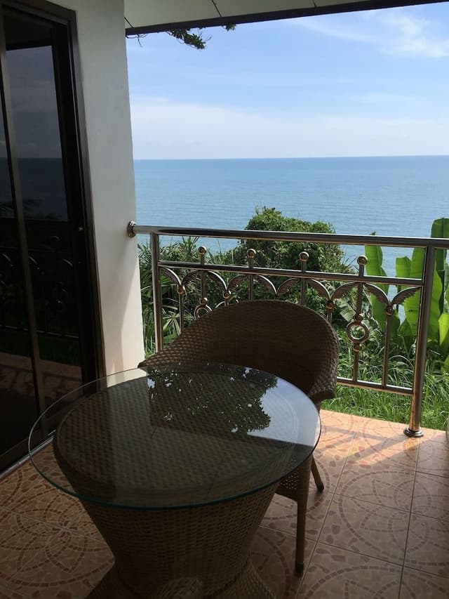 Room, Sea View