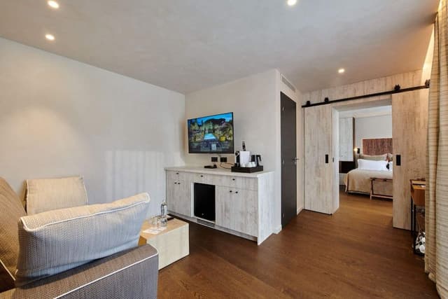 Pool Suite