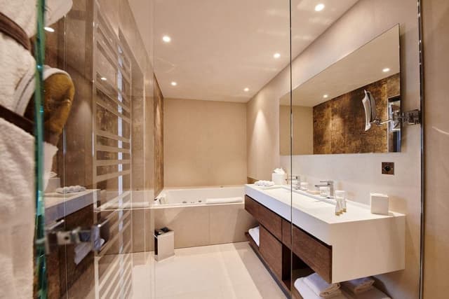 Pool Suite
