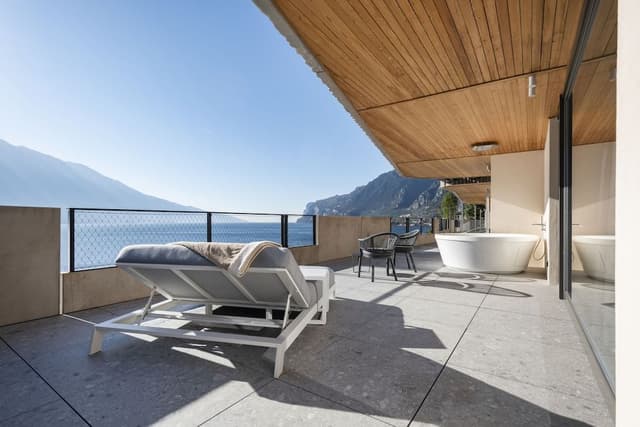 Suite, 1 King Bed, Balcony, Lake View (Alisia)
